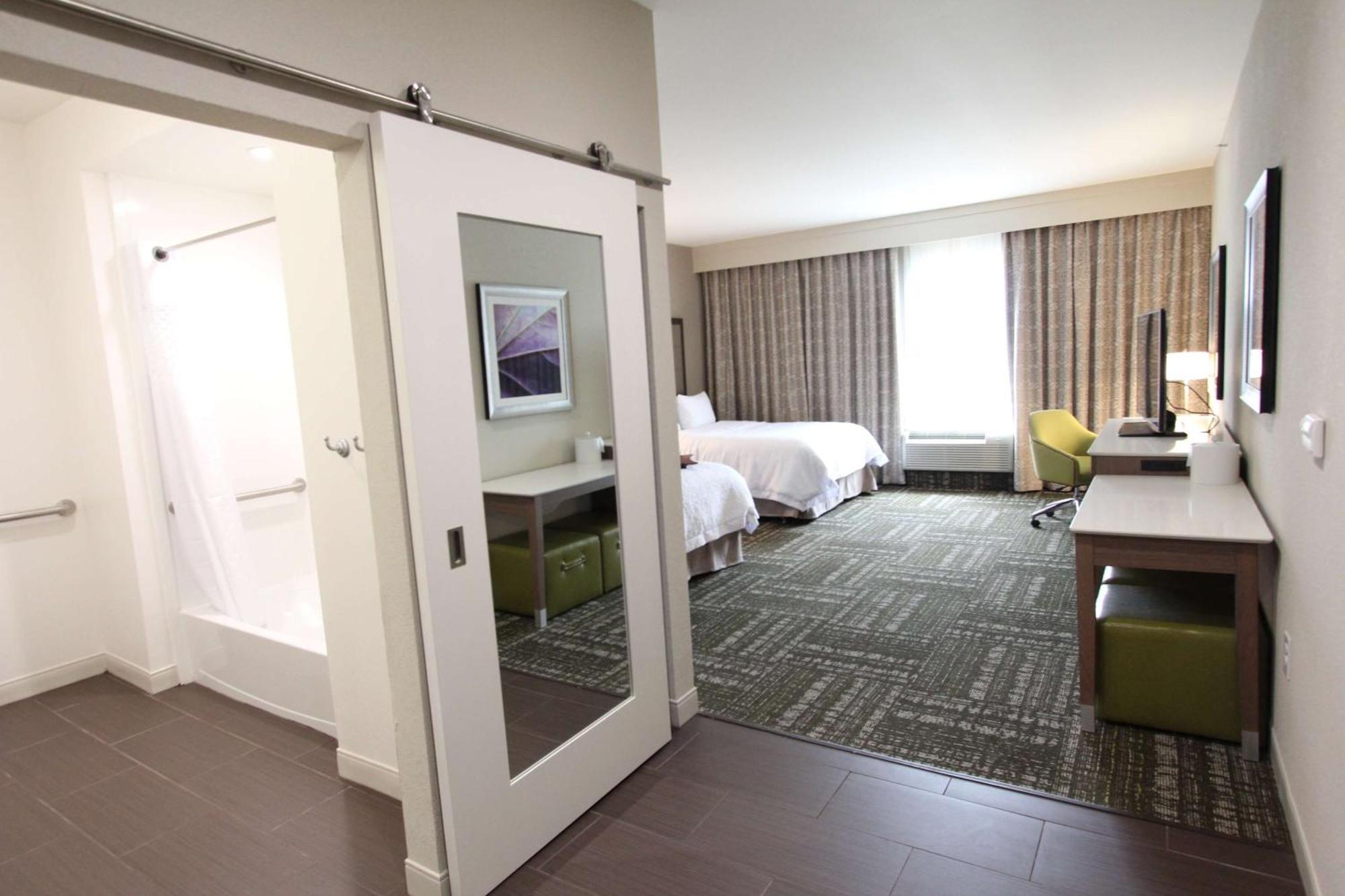 Hampton Inn & Suites Dallas Market Center Exterior foto
